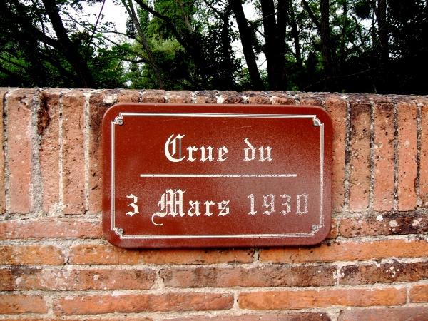 Aujourd'hui, sur le Pont du MARIGNOL, une plaque rappelle la terrible crue du 3 mars 1930