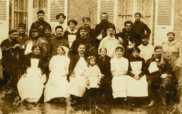 Emile MASSIO, blessé, à l'hôpital de guerre, tout en haut, deuxième en partant de la droite.