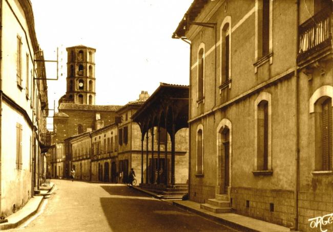 La vieille Halle, avec l ancienne Mairie